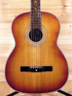 ダイナミックギターのラインナップ中では比較的ナット幅が狭く弾きやすいモデル オール単板と経年が相まって凄い鳴りのギターです。